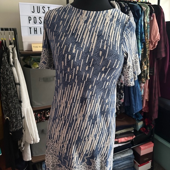 Elegant Blue and White Patterned Dress size small - Picture 3 of 9